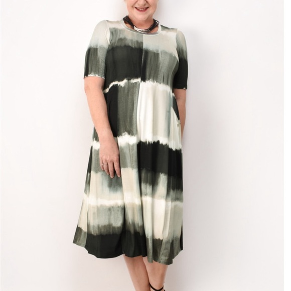 Q’neel Printed Tie-dye Jersey Dress US size 8- stretch alittle - Picture 4 of 4